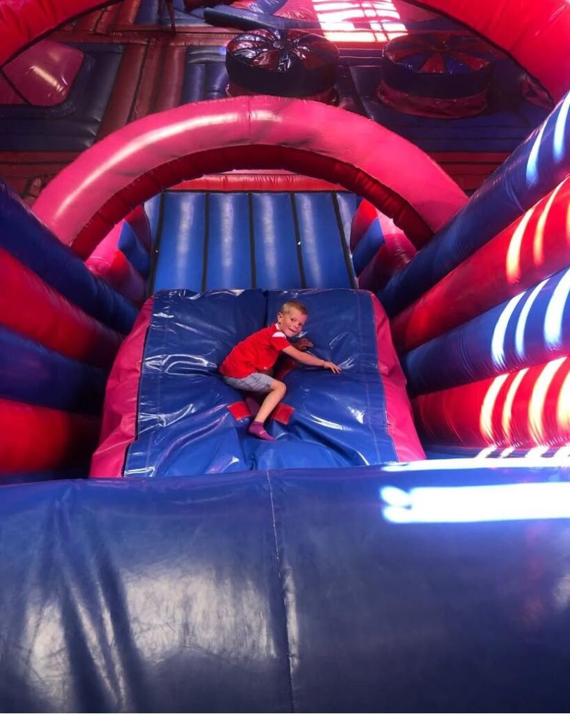 Kinderen spelen bij Bounce valley van Sport-BSO Flekss