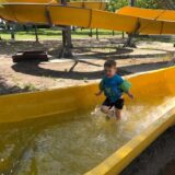 Kinderen glijden van glijbaan bij Sport-BSO Flekss