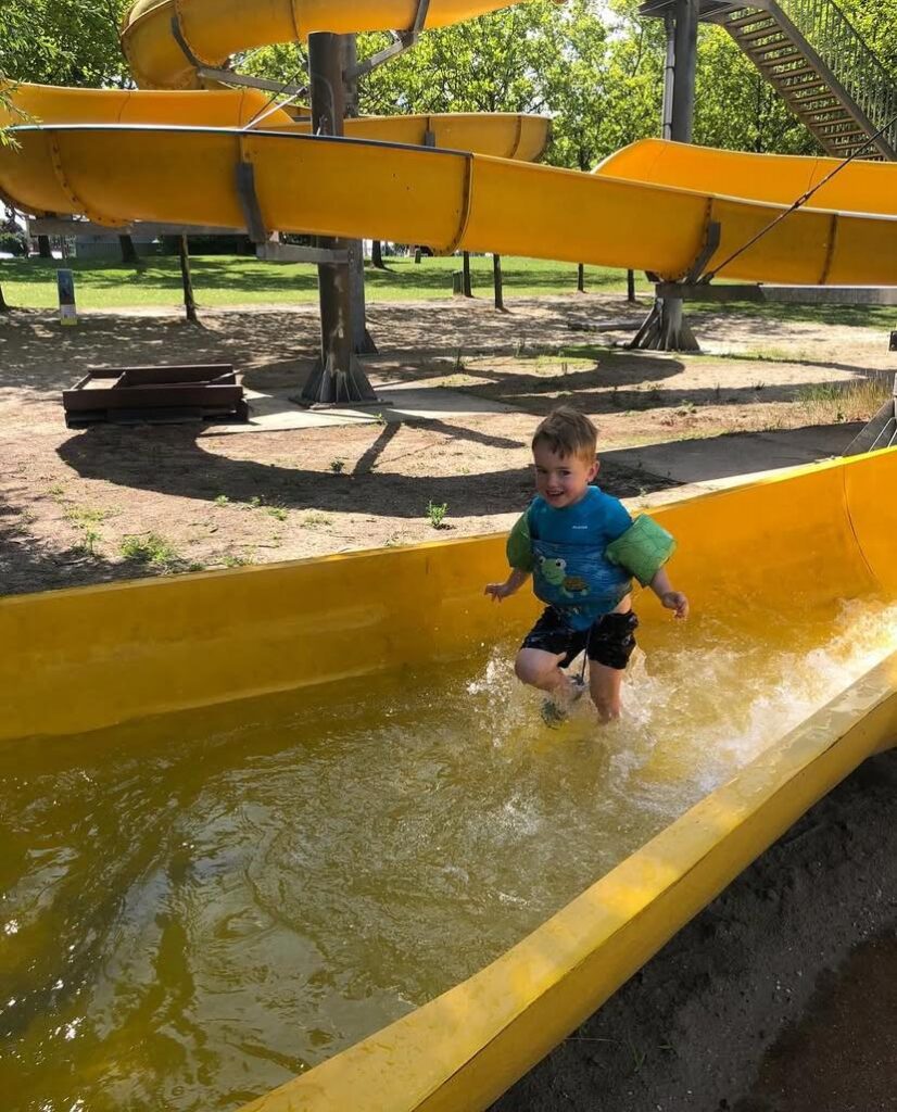 Kinderen glijden van glijbaan bij Sport-BSO Flekss