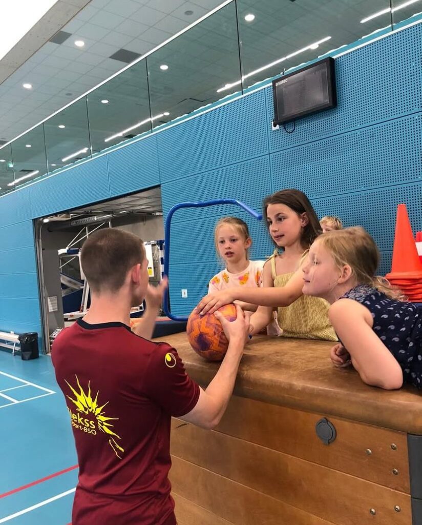 Kinderen hebben eigen sport winek gemaakt bij Sport-BSO Flekss