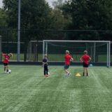 Kinderen voetballen bij Sport-BSO Flekss