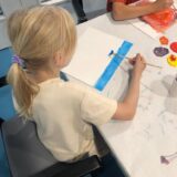 Kinderen schilderen bij Sport-BSO Flekss