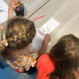 Kinderen knutselen bij Sport-BSO Flekss