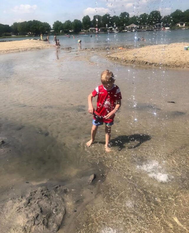 Kinderen spelen met water bij Sport-BSO Flekss