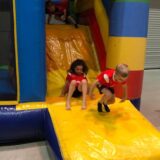 Kinderen springen op springkussen bij Sport-BSO Flekss