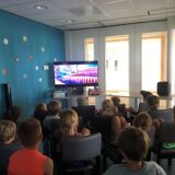 Kinderen kijken film bij Sport-BSO Flekss