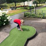 Kinderen spelen midgetgolf bij Sport-BSO Flekss