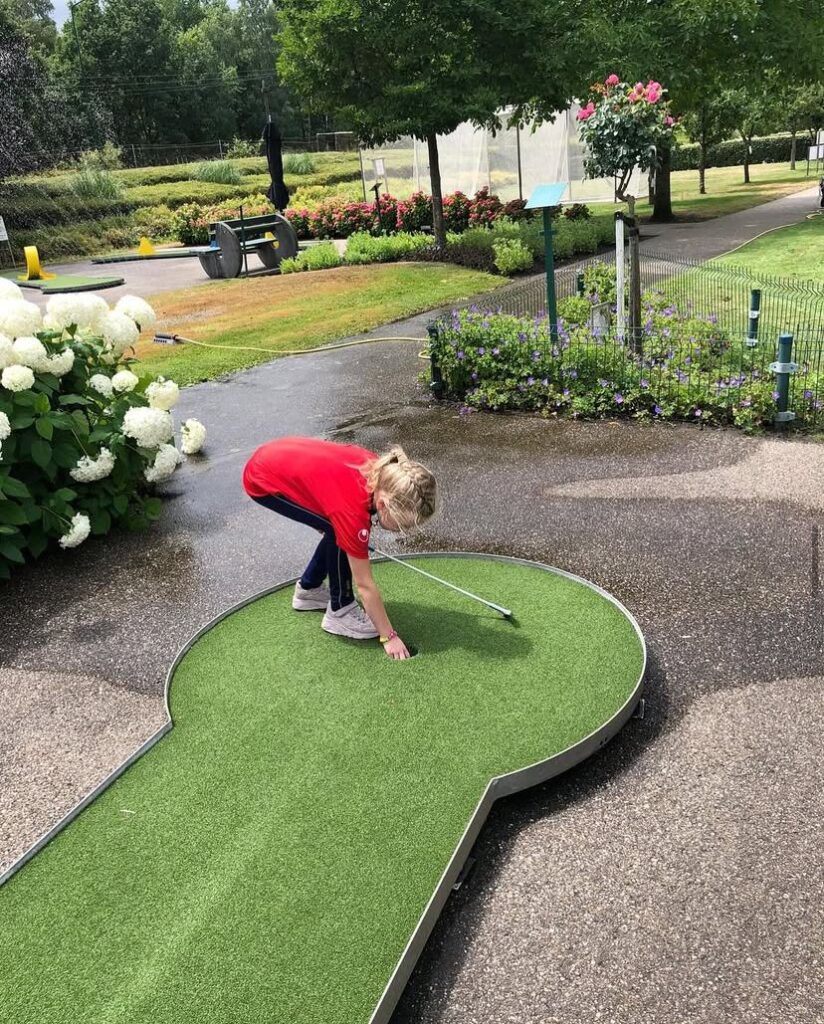 Kinderen spelen midgetgolf bij Sport-BSO Flekss