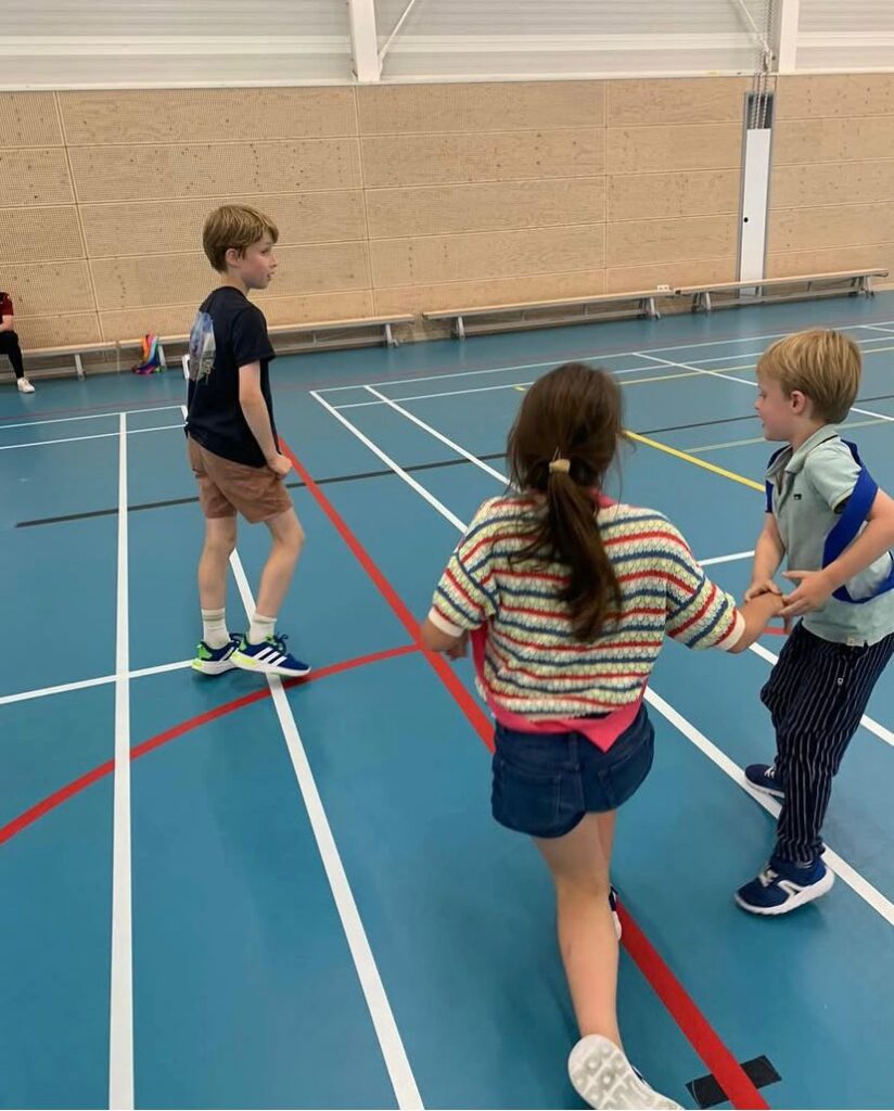 Kinderen spelen het Yoshispel