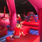 Kinderen spelen bij bounce valley met Sport-BSO Flekss