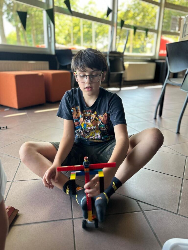 Sport-Bso Flekss Focus Met de lego spelen.