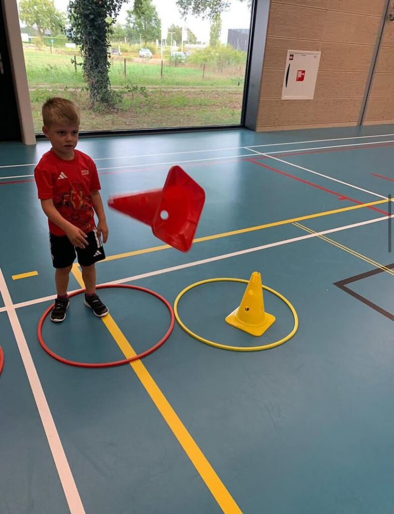 Kinderen spelen estafette bij Sport-BSO Flekss