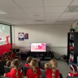 Kinderen kijken film bij Sport-BSO Flekss