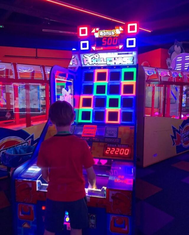 Kinderen spelen in gamehal bij Sport-BSO Flekss