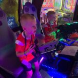 Kinderen spelen in een gamehal met Sport-BSO Flekss