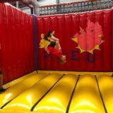 Kind maakt salto bij Sport-BSO Flekss