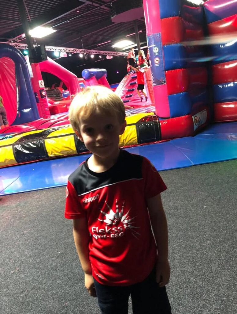 Kinderen spelen bij Bounce Valley met Sport-BSO Flekss