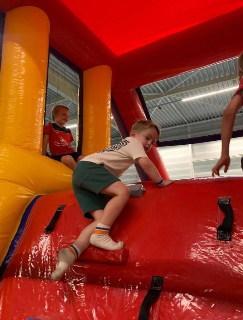 Kinderen spelen op de stormbaan bij Sport-BSO Flekss