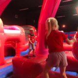 Kinderen spelen bij Bounce valley met Sport-BSO Flekss