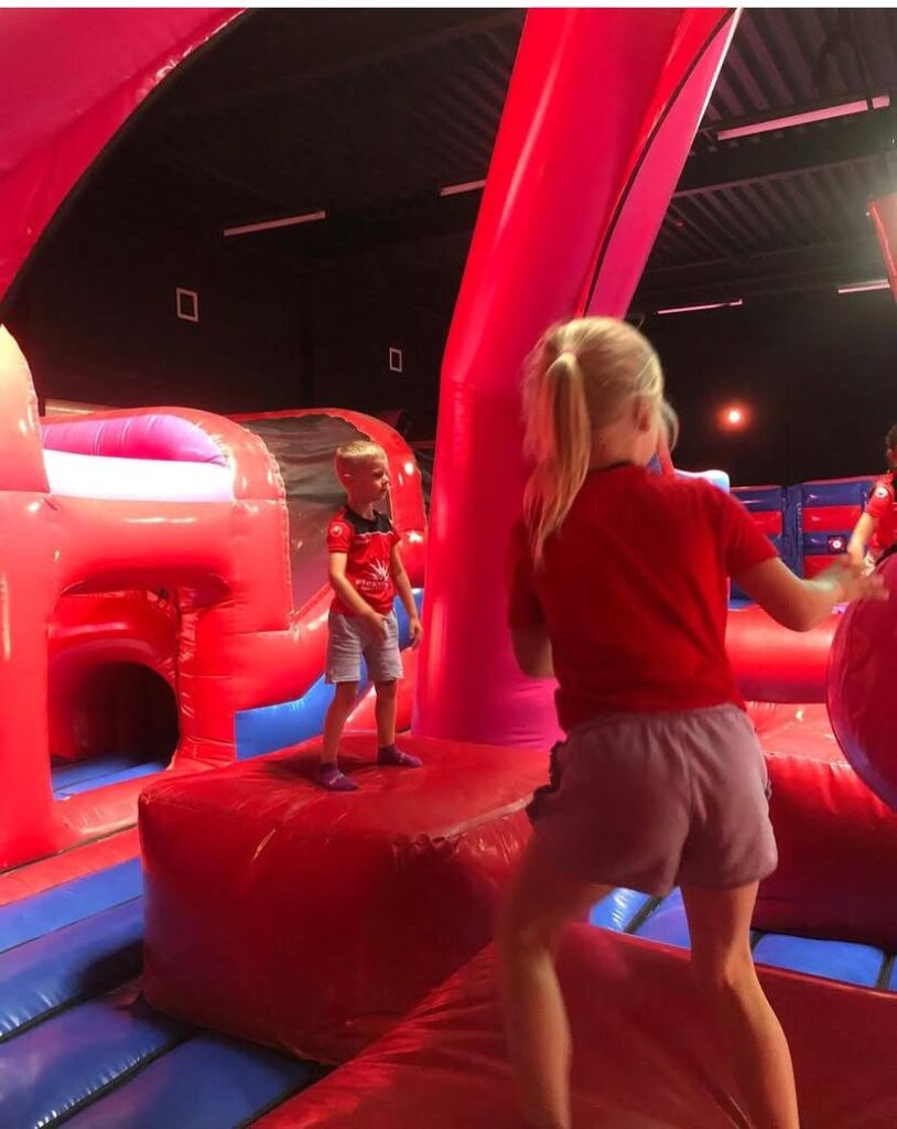 Kinderen spelen bij Bounce valley met Sport-BSO Flekss