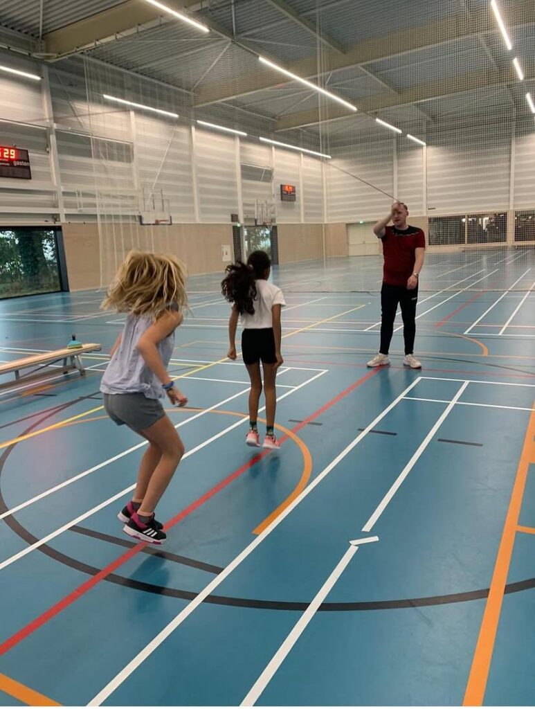 Kinderen springen met springtouw bij Sport-BSO Flekss