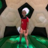 Kind speelt in springkussen met Sport-BSO Flekss