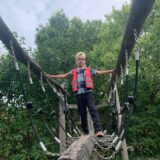 kind speelt in speeltuin klimmen spelen bso kinderopvang zevenbergen