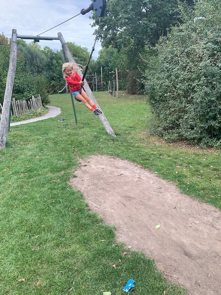 kind speelt speeltuin kabelbaan bso kinderopvang zevenbergen