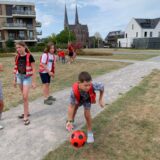 kinderen spelen met bal buiten bso nowies Etten-leur