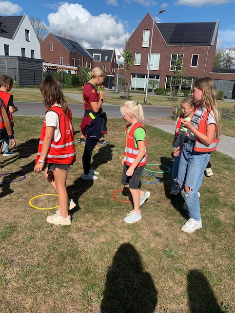 kinderen spelen samen met juf nowies Etten-leur