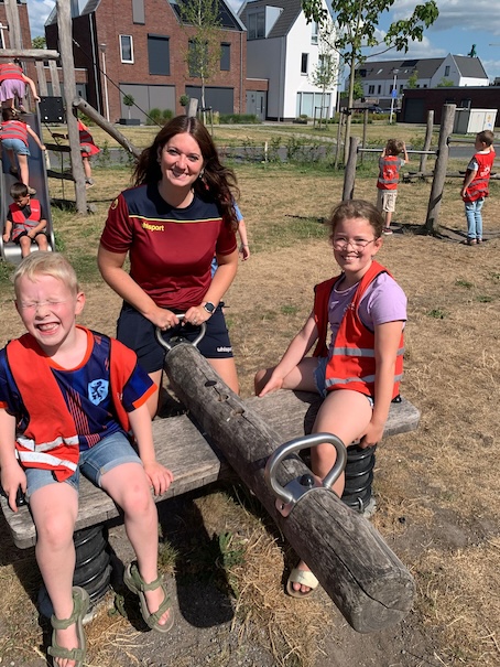 juf samen met kinderen op de wip etten-leur