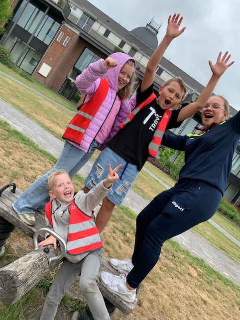 kinderen samen met juf op speeltoestel Etten-leur