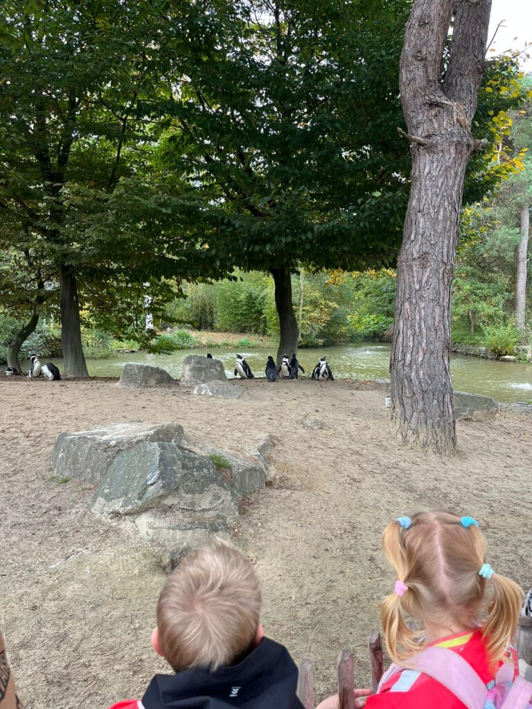 twee-kinderen-kijken-pinguin-klundert