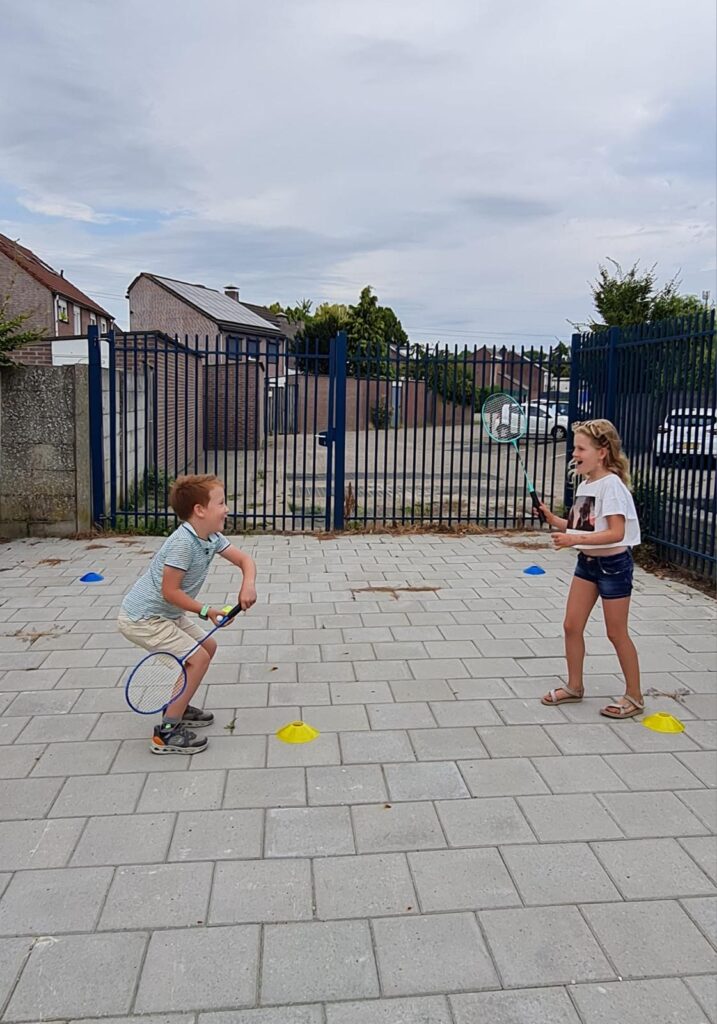 Raamsdonksveer - Badmintonnen buiten bij de BSO