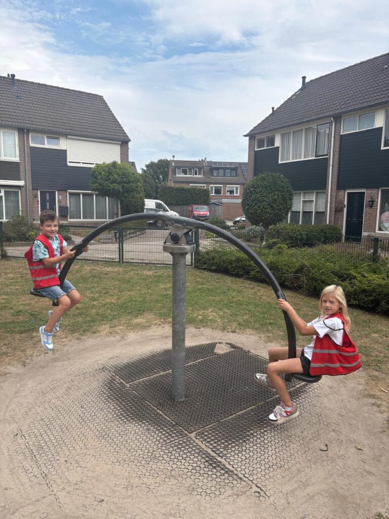 Raamsdonksveer - Schommelen in de speeltuin