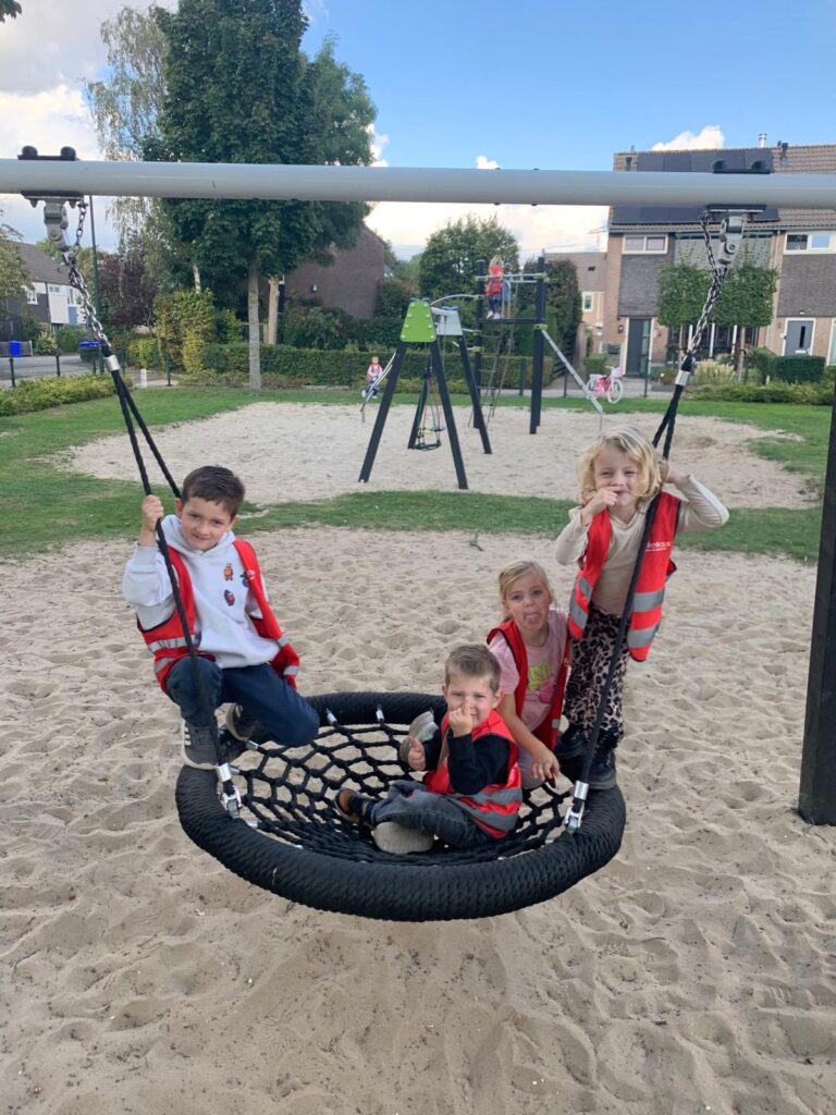 Raamsdonksveer - Schommelen in de speeltuin