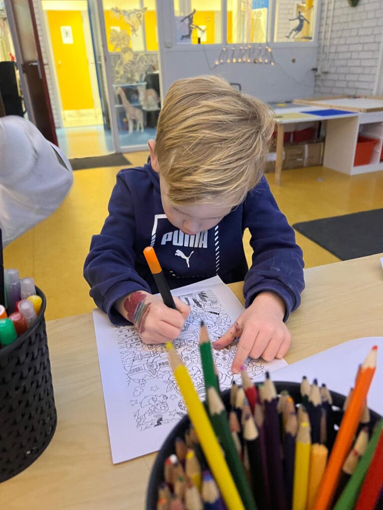 knutselen bij flekss kinderopvang de Wildert
