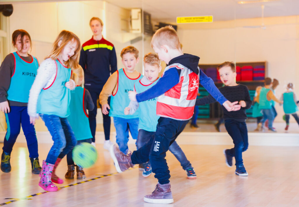 kinderen spelen in de gymzaal