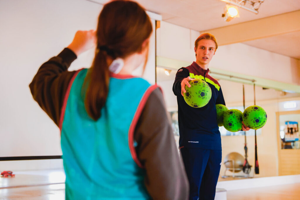 kinderen krijgen les in de gymzaal