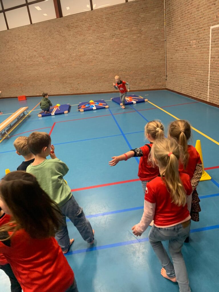 estafette spel in de gymzaal