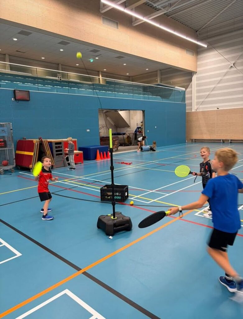 Kinderen spelen bij Sport-BSO Flekss