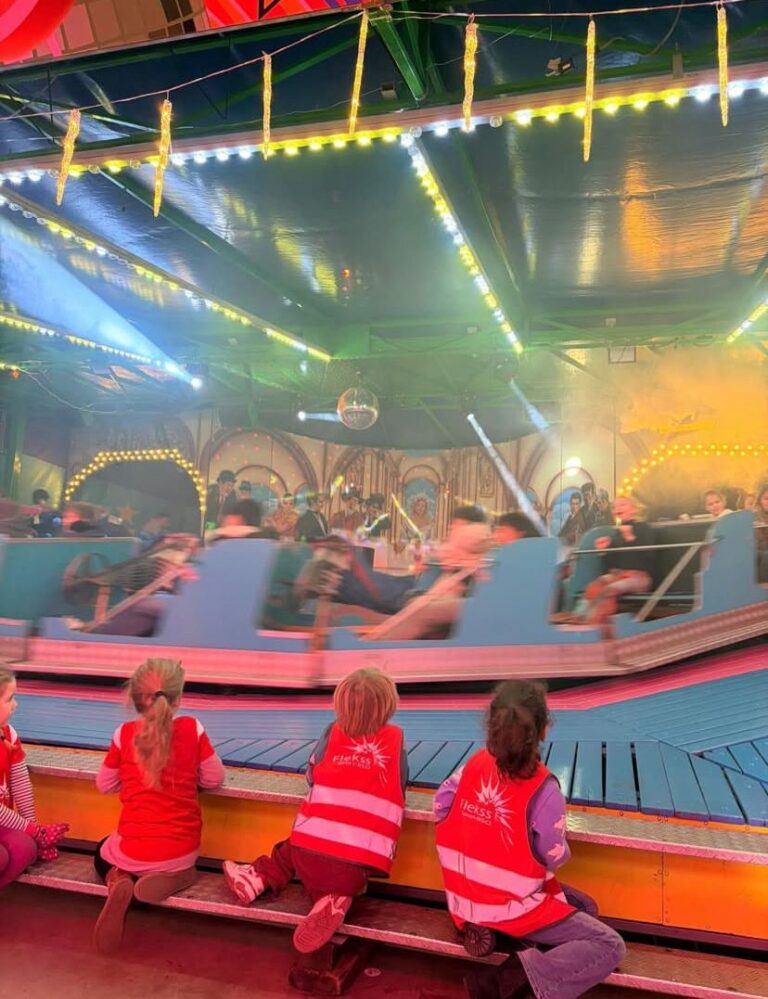 Kinderen zitten bij attractie Sport-BSO Flekss