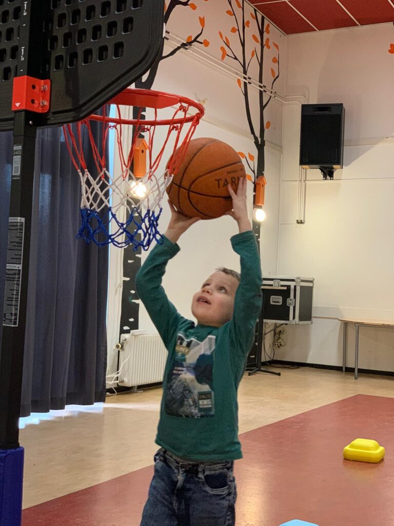 oefenen basketballen sporten bij bso +