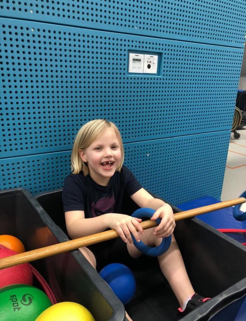 Kinderen bouwen hutten bij Sport-BSO Flekss