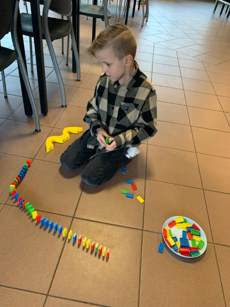 Met de domino stenen bouwen op de Bso in Etten-Leur