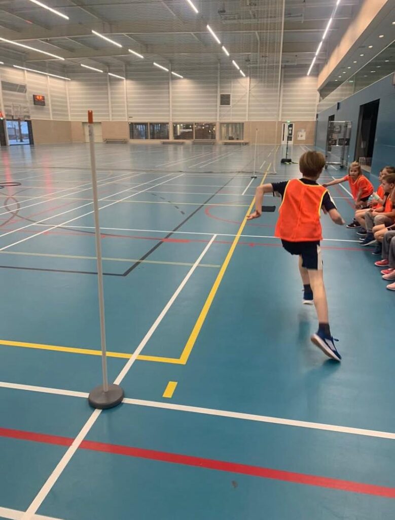 Kinderen spelen HoBaKobal bij Sport-BSO Flekss
