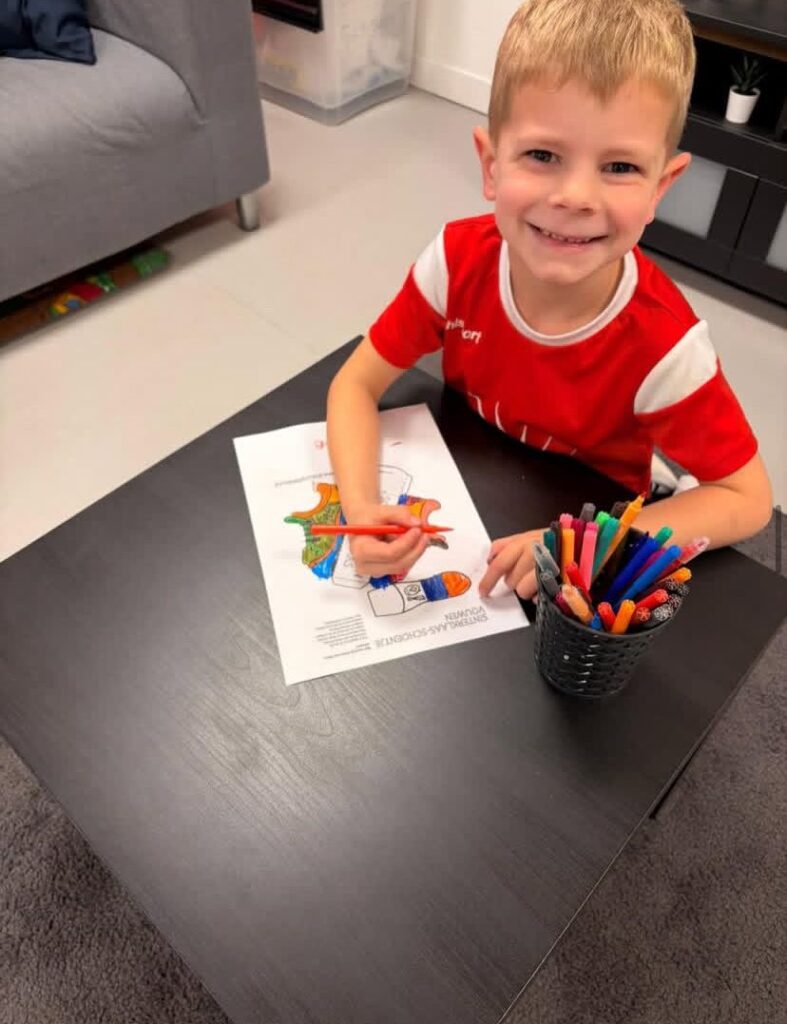 Kind knutseld bij Sport-BSO Flekss