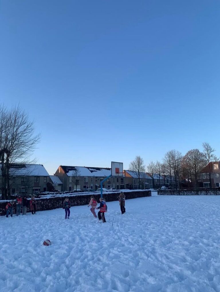Kinderen spelen in de sneeuw bij Sport-BSO Flekss