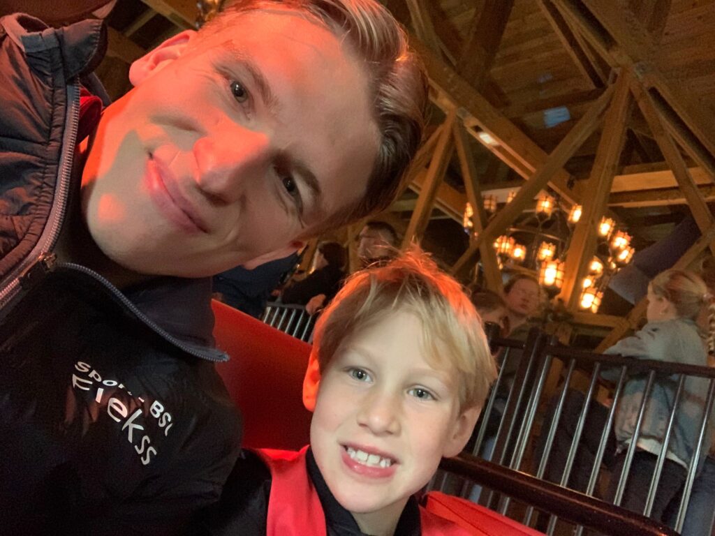 Meester en kindje zitten in Attractie bij Sport-BSO Flekss