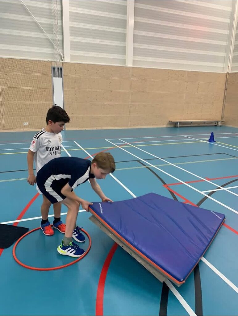 Kinderen sporten bij Sport-BSO Flekss